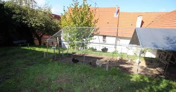 Foto eines Hauses mit H&uuml;hnerstall in Rheinland-Pfalz