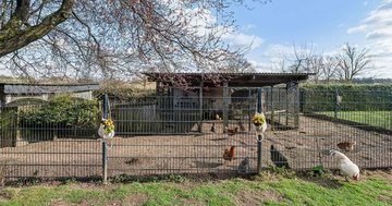 Foto eines Hauses mit H&uuml;hnerstall in Schleswig-Holstein