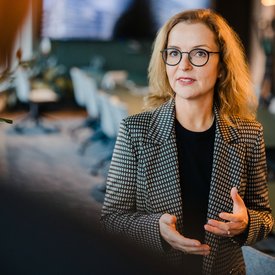 Foto der ImmoScout24 Gesch&auml;ftsf&uuml;hrerin Dr. Gesa Crockford in einer Gespr&auml;chssituation